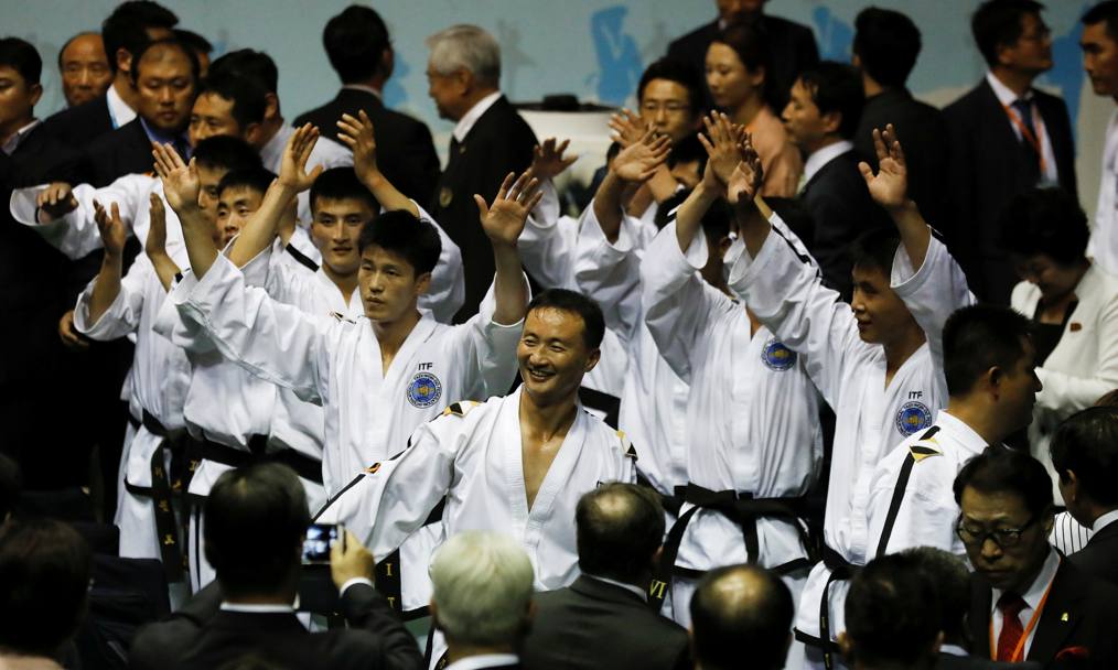 Durante i Mondiali di Muju, in Corea del Sud, i membri della nazionale nordcoreana di taekwondohanno dato vita a una dimostrazione delle loro arte al 